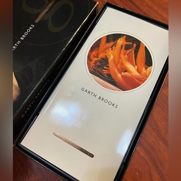 Vintage GARTH BROOKS THE LIMITED SERIES 6 CD’s. - Picture 6 of 7